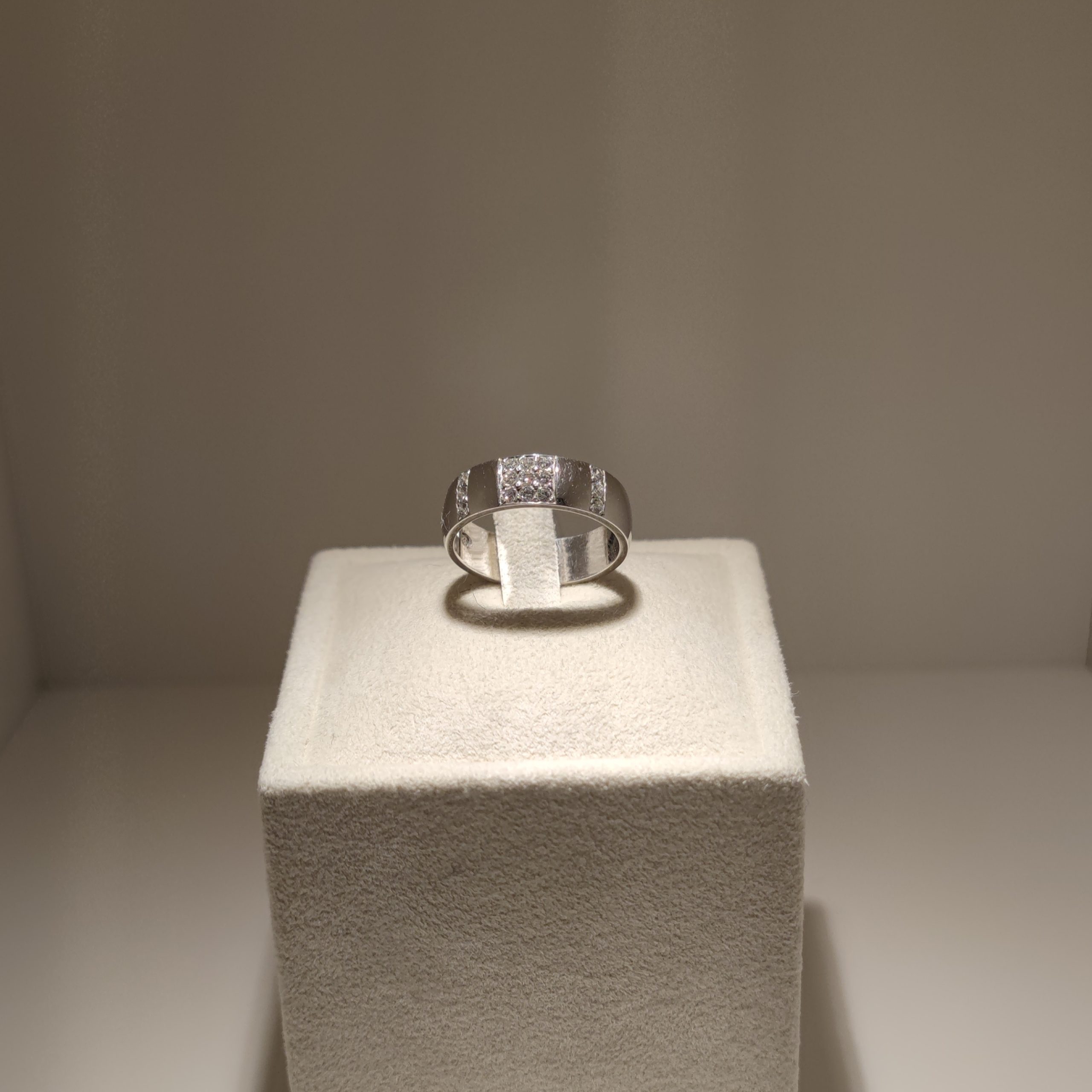 Engelbert Stenring 15x0,02ct (0,30ct)